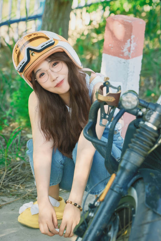 穿着骑行服饰佩戴头盔游玩的东方美女图片