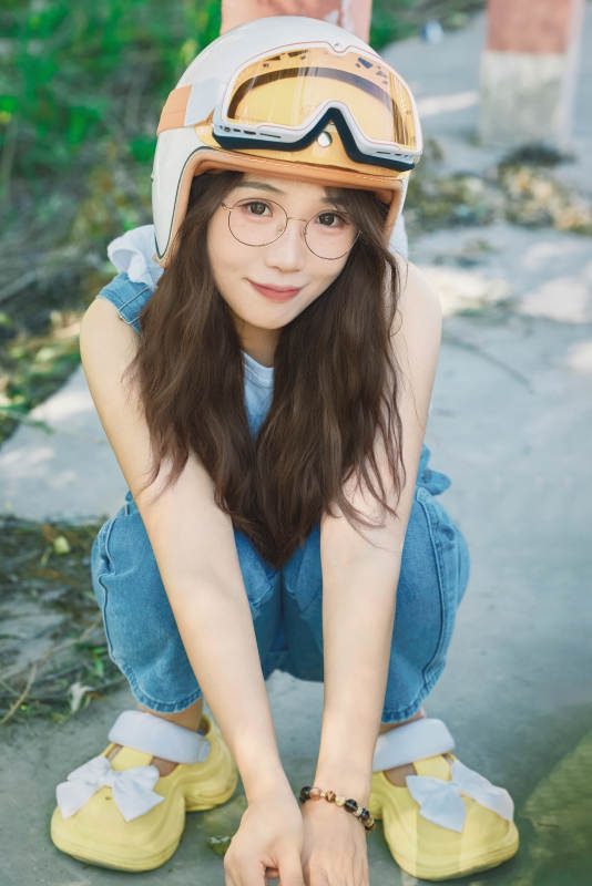 穿着骑行服饰佩戴头盔游玩的东方美女图片