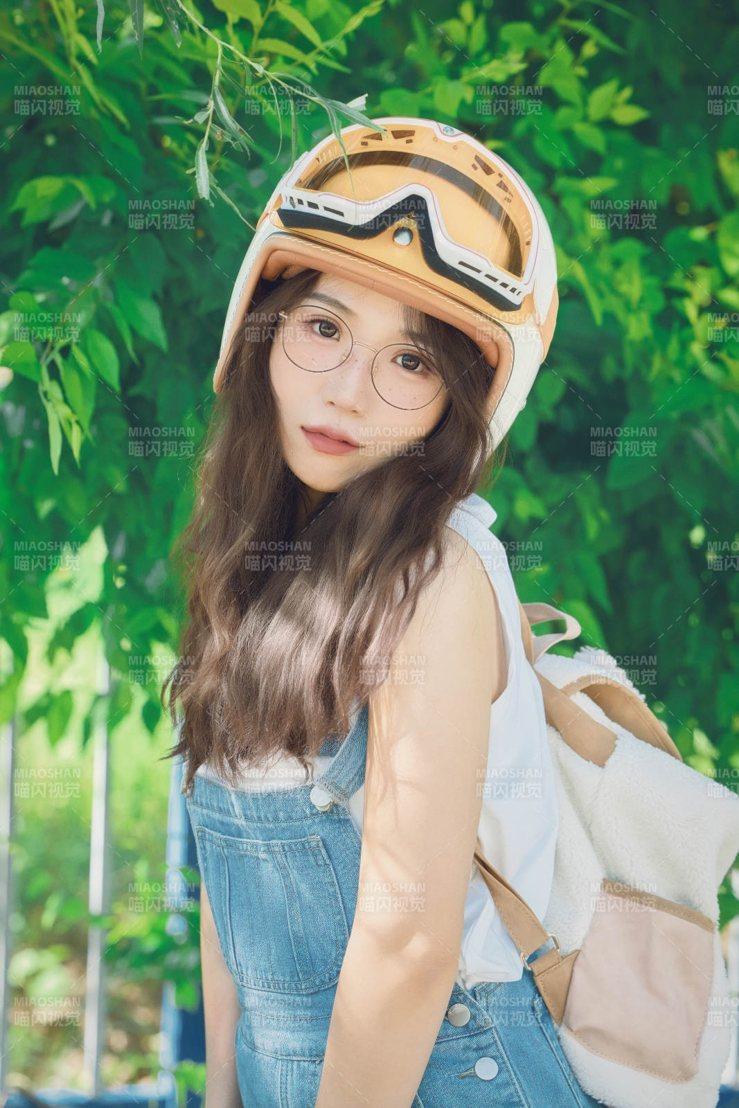 穿着骑行服饰佩戴头盔游玩的东方美女图片