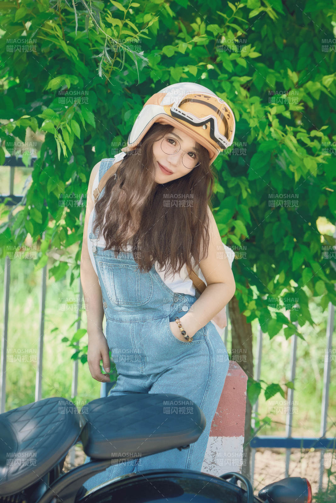 穿着骑行服饰佩戴头盔游玩的东方美女图片