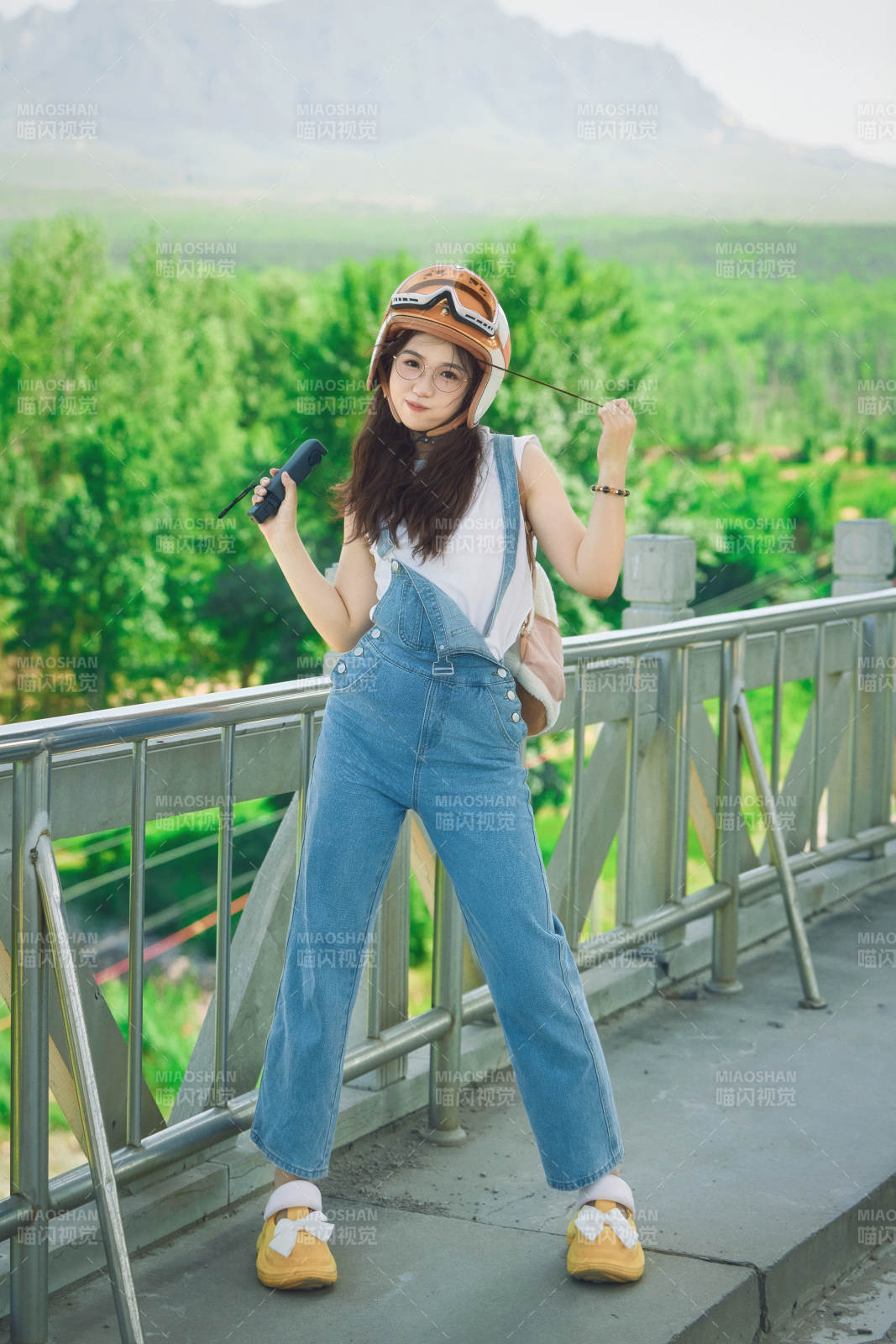 穿着骑行服饰佩戴头盔游玩的东方美女图片