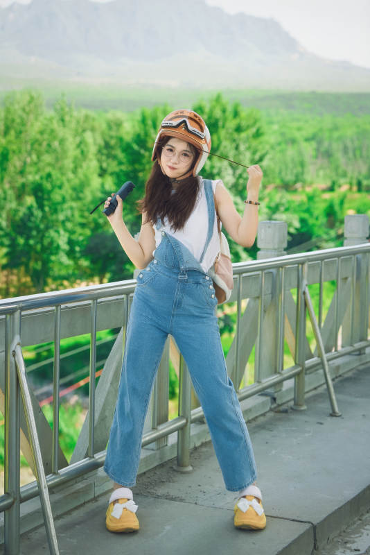 穿着骑行服饰佩戴头盔游玩的东方美女图片