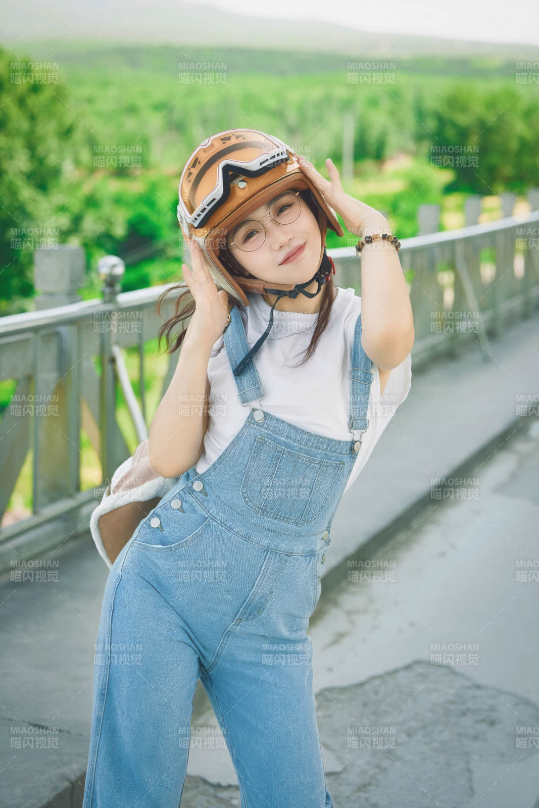 穿着骑行服饰佩戴头盔游玩的东方美女图片