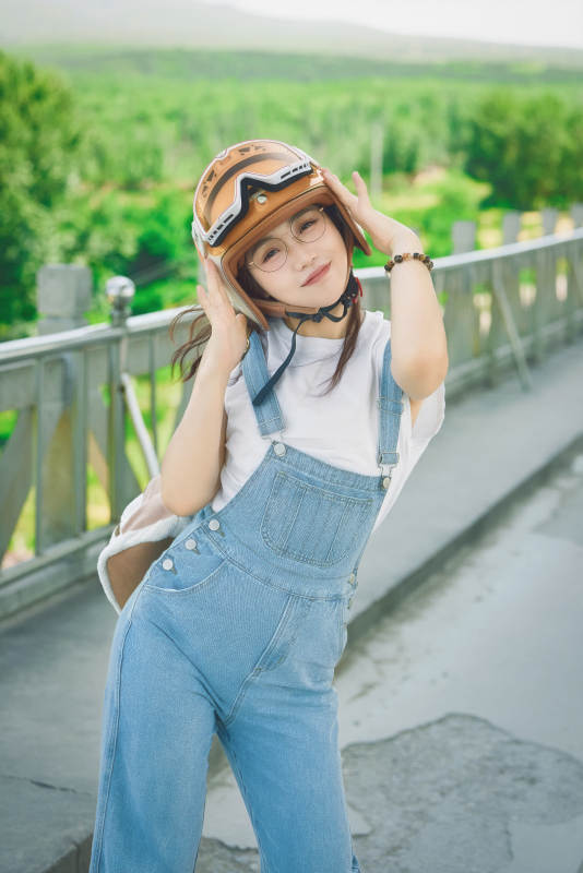 穿着骑行服饰佩戴头盔游玩的东方美女图片