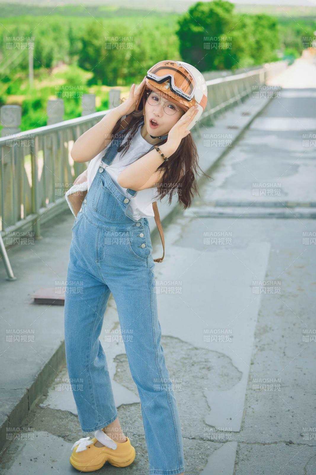 穿着骑行服饰佩戴头盔游玩的东方美女图片