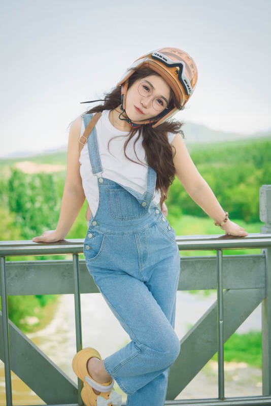 穿着骑行服饰佩戴头盔游玩的东方美女图片