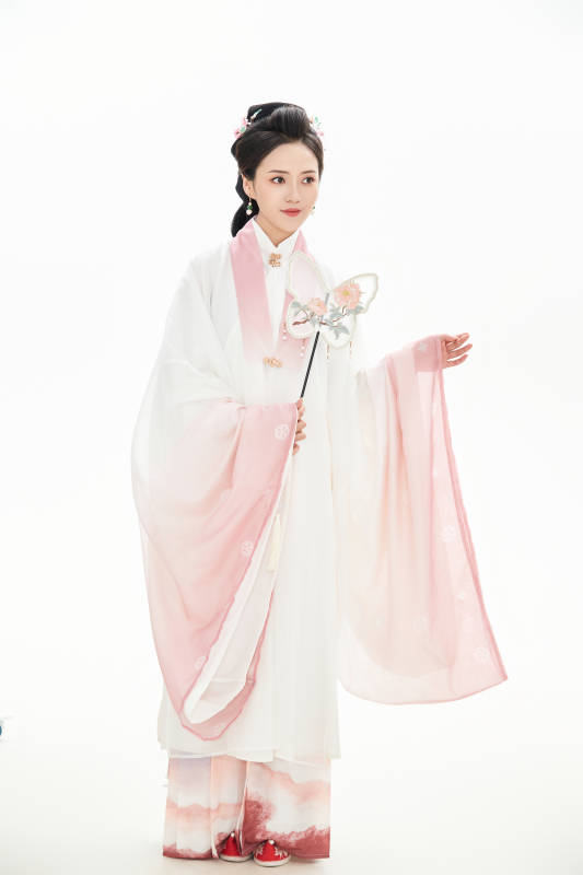 白色背景下穿着魏晋制汉服的少女图片