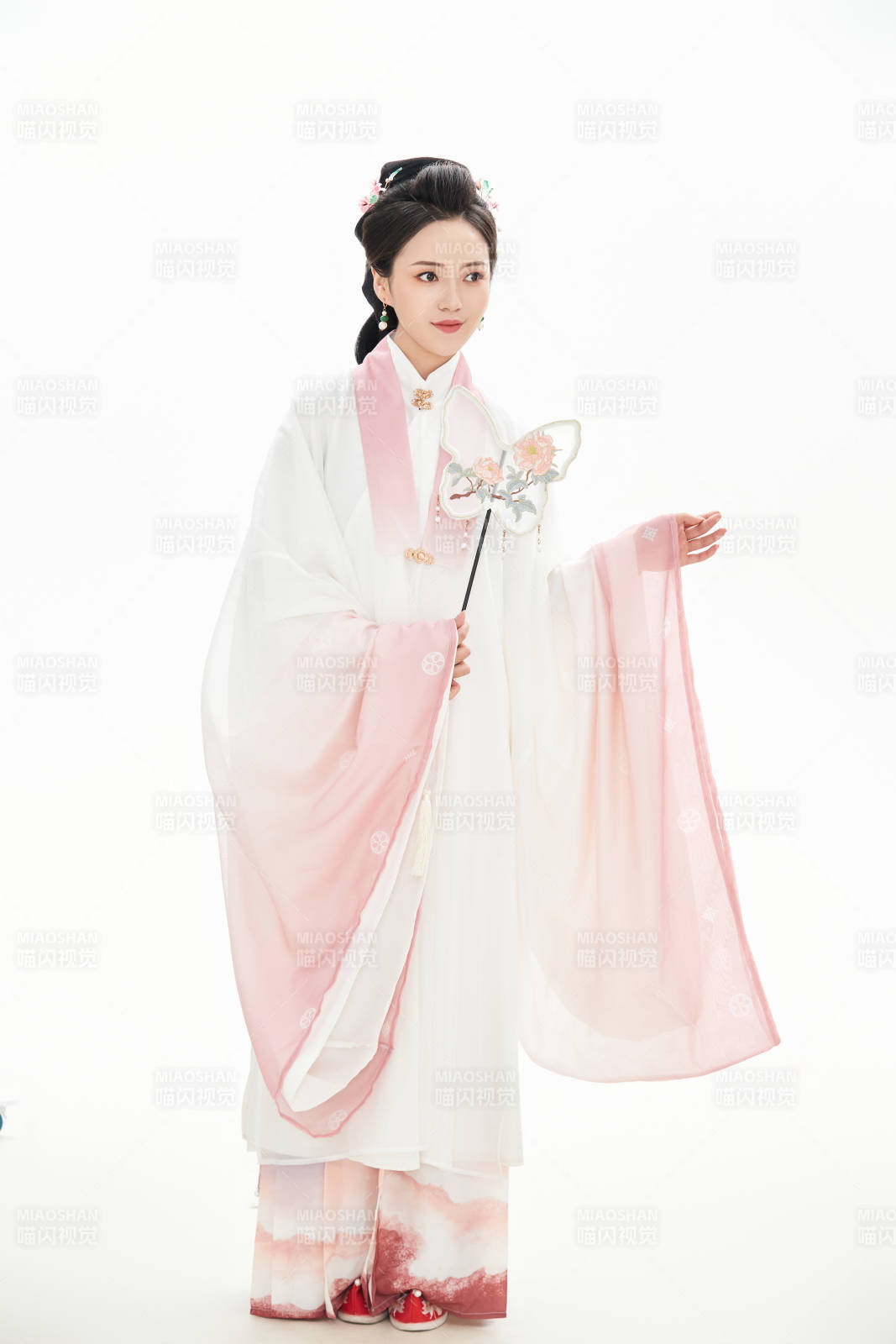 白色背景下穿着魏晋制汉服的少女图片