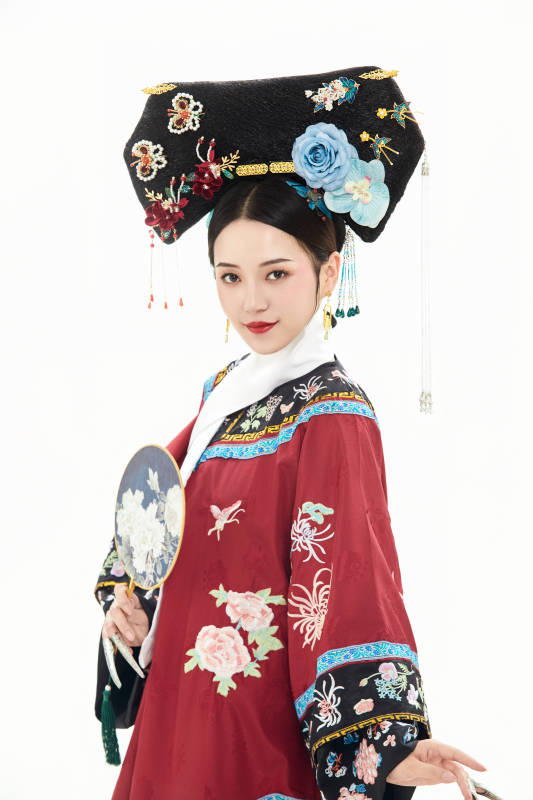 白色背景下穿着中国清朝宫廷服饰的少女图片