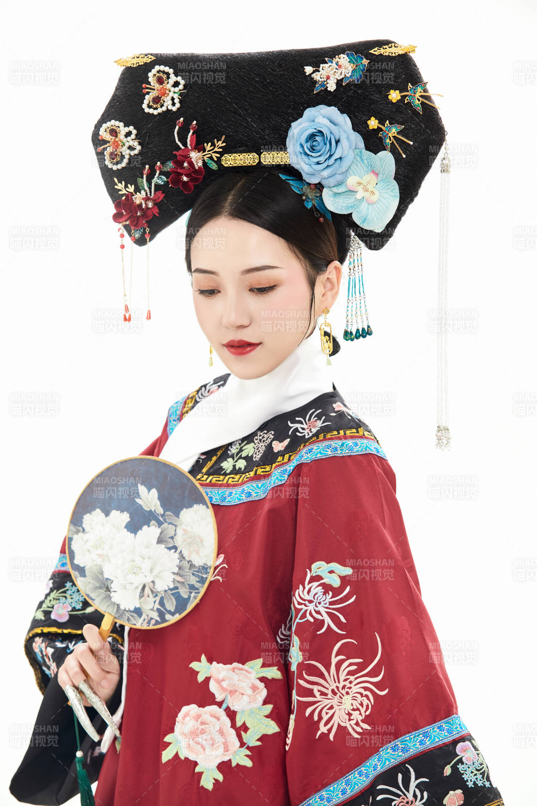 白色背景下穿着中国清朝宫廷服饰的少女图片