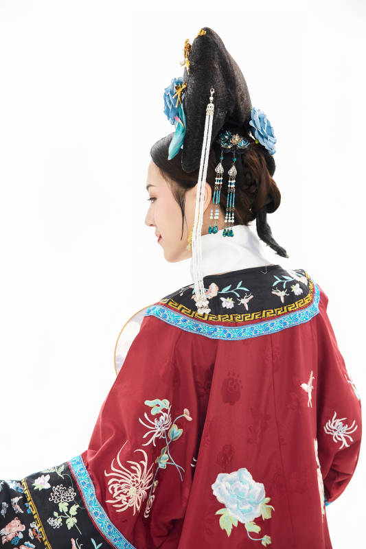 白色背景下穿着中国清朝宫廷服饰的少女图片