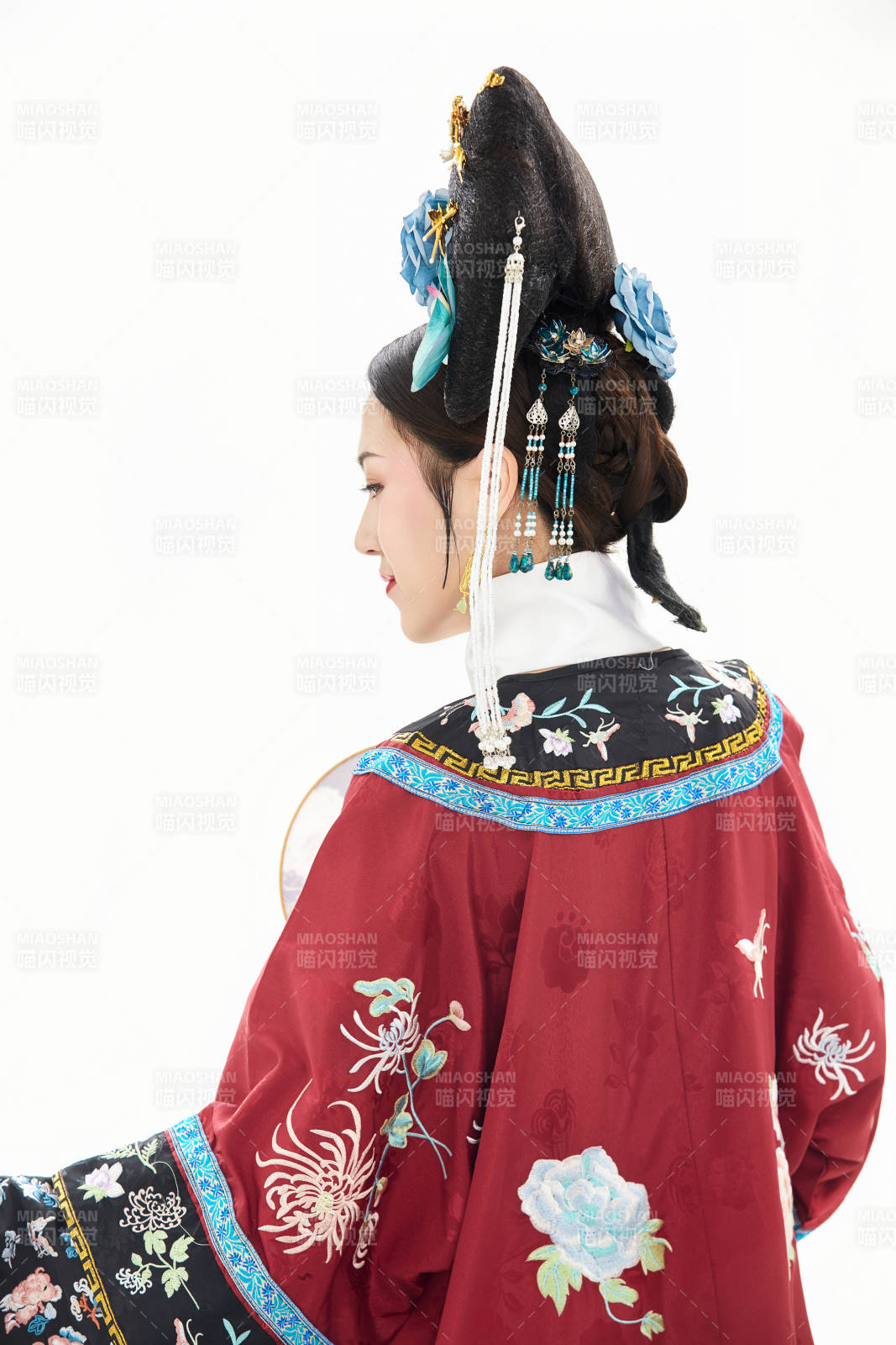 白色背景下穿着中国清朝宫廷服饰的少女图片