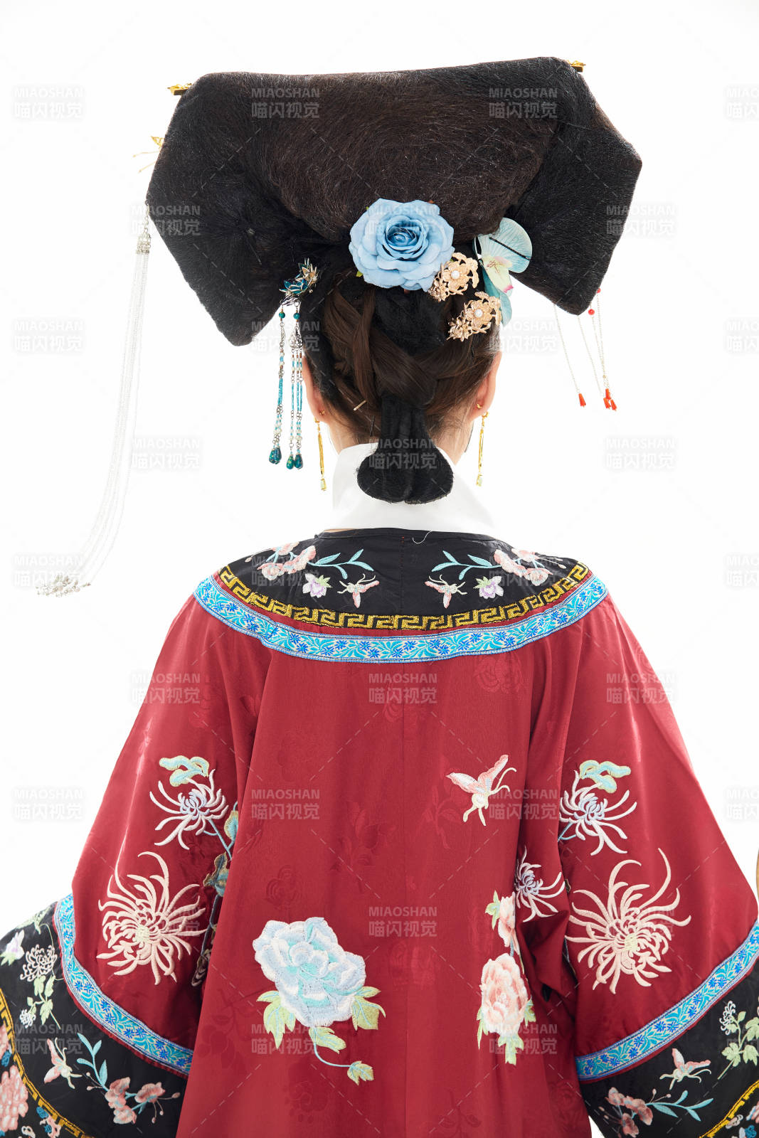 白色背景下穿着中国清朝宫廷服饰的少女图片