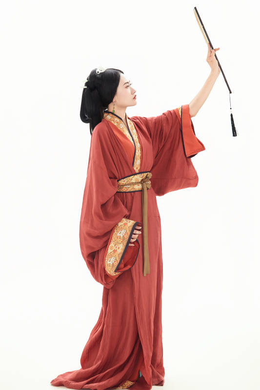 白色背景下穿着中国春秋战国时代服饰的少女图片