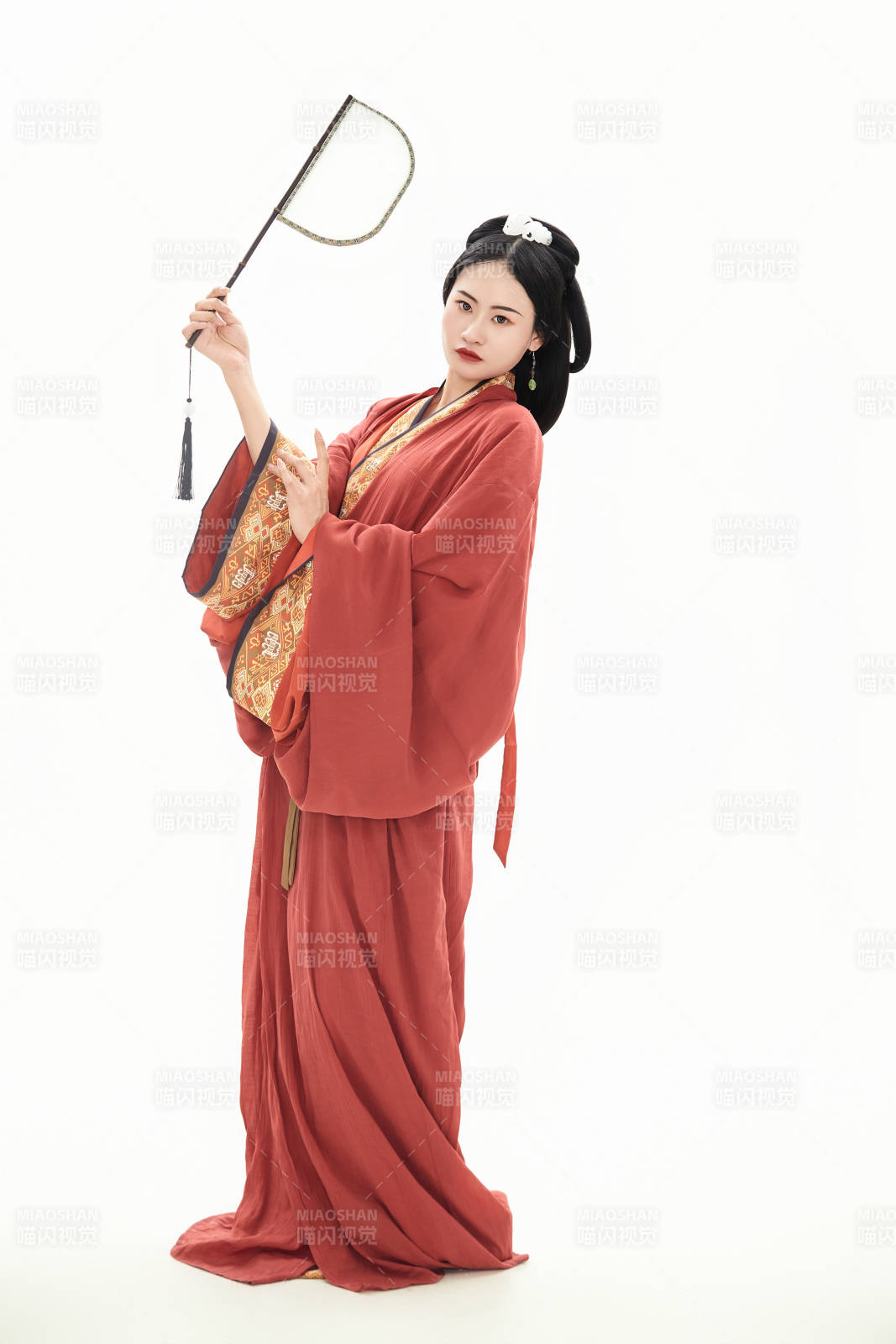 白色背景下穿着中国春秋战国时代服饰的少女图片