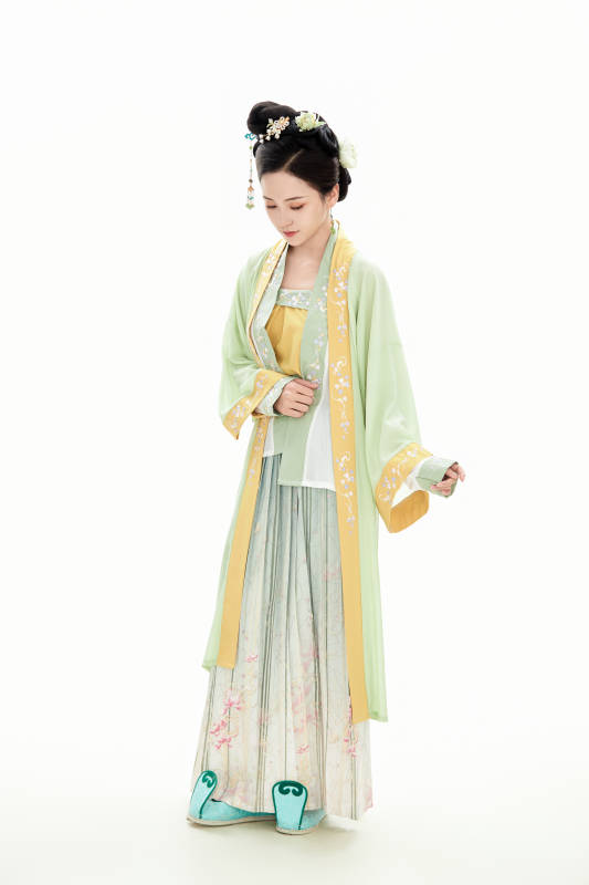 白色背景下穿着南北宋朝汉服的少女图片