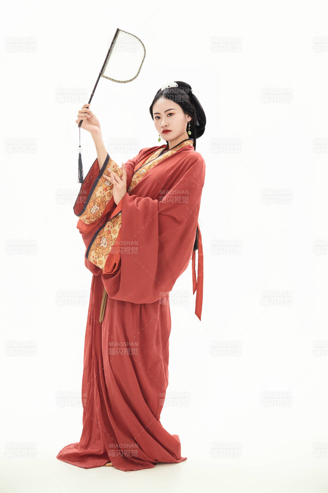 白色背景下穿着中国春秋战国时代服饰的少女图片