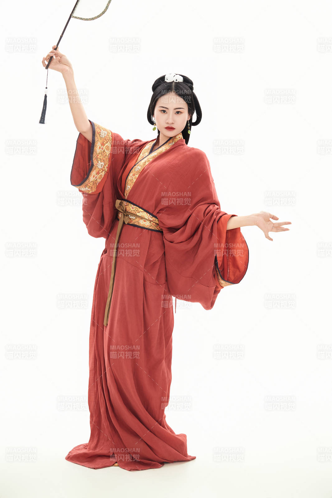 白色背景下穿着中国春秋战国时代服饰的少女图片