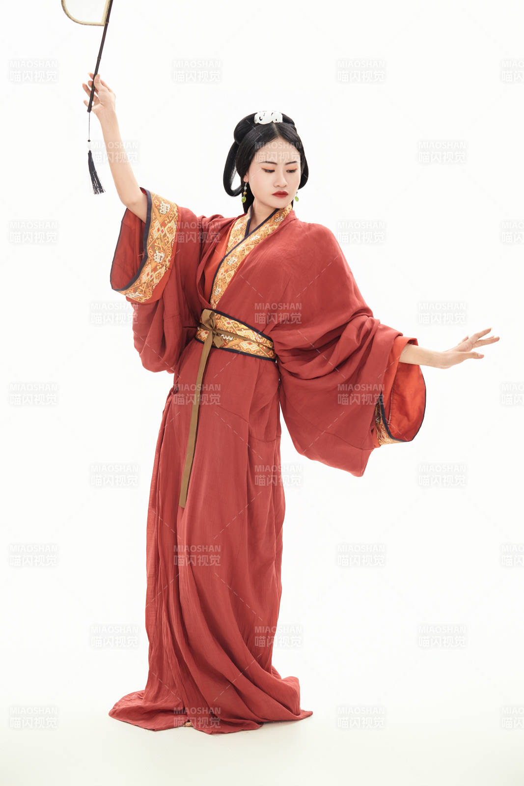 白色背景下穿着中国春秋战国时代服饰的少女图片