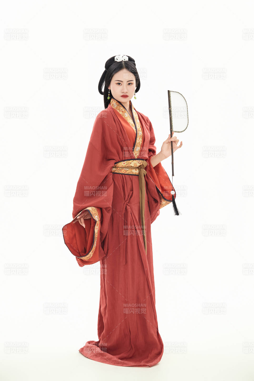 白色背景下穿着中国春秋战国时代服饰的少女图片