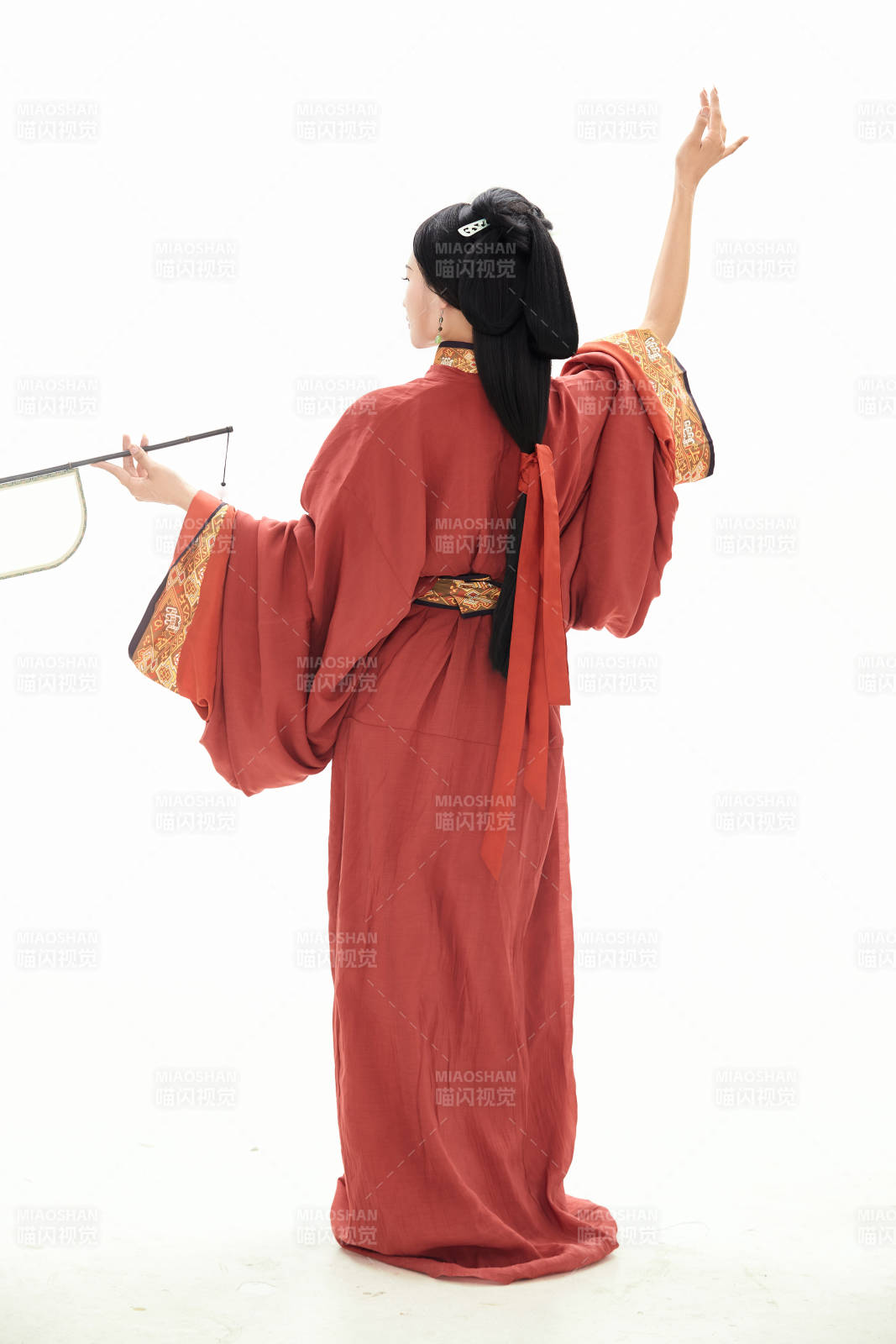 白色背景下穿着中国春秋战国时代服饰的少女图片