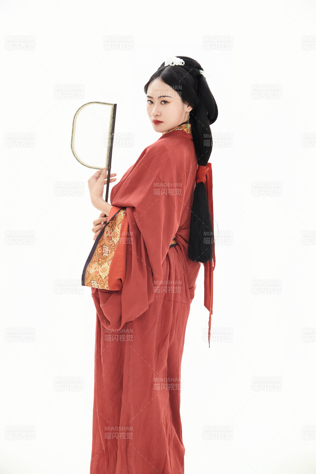 白色背景下穿着中国春秋战国时代服饰的少女图片