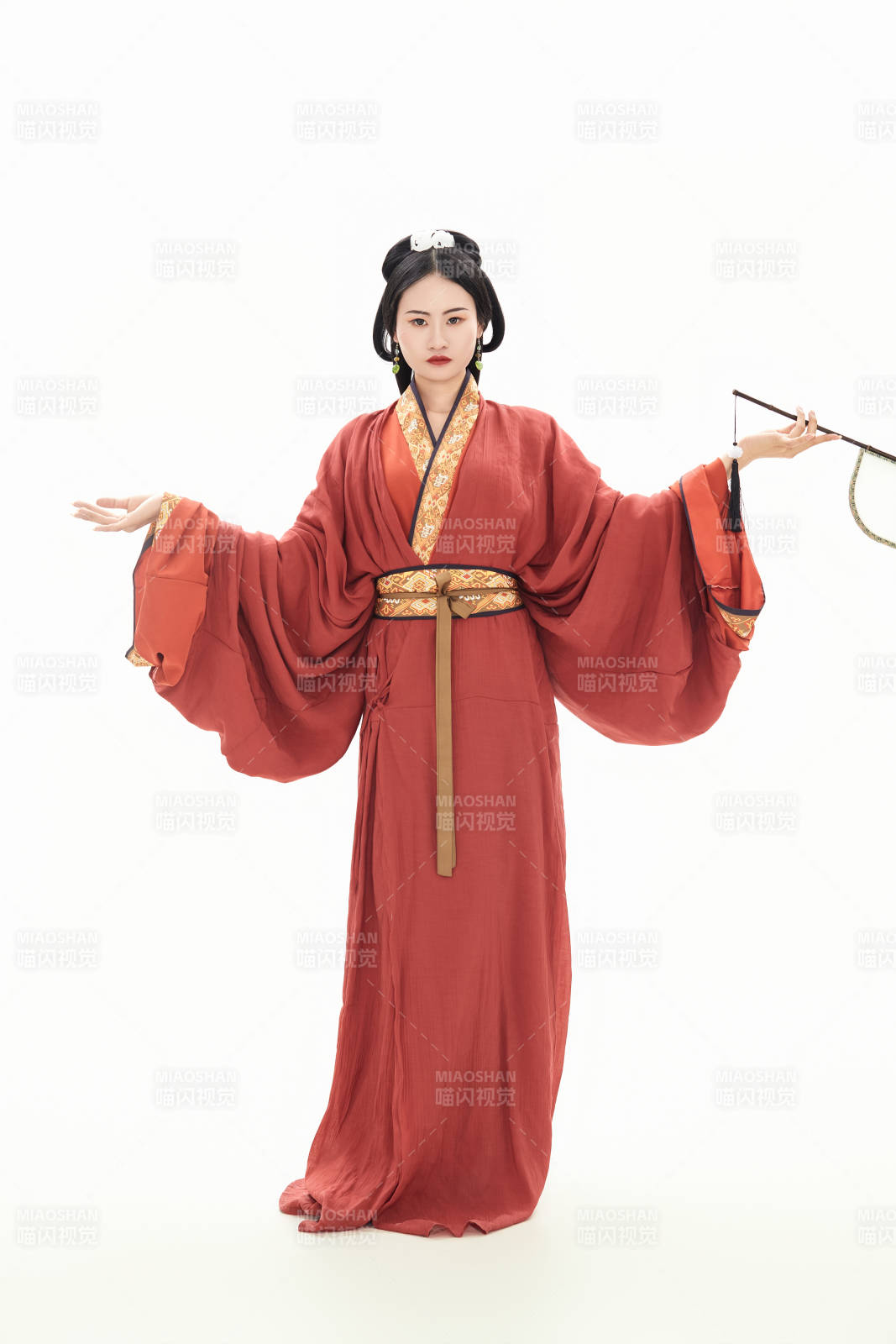 白色背景下穿着中国春秋战国时代服饰的少女图片