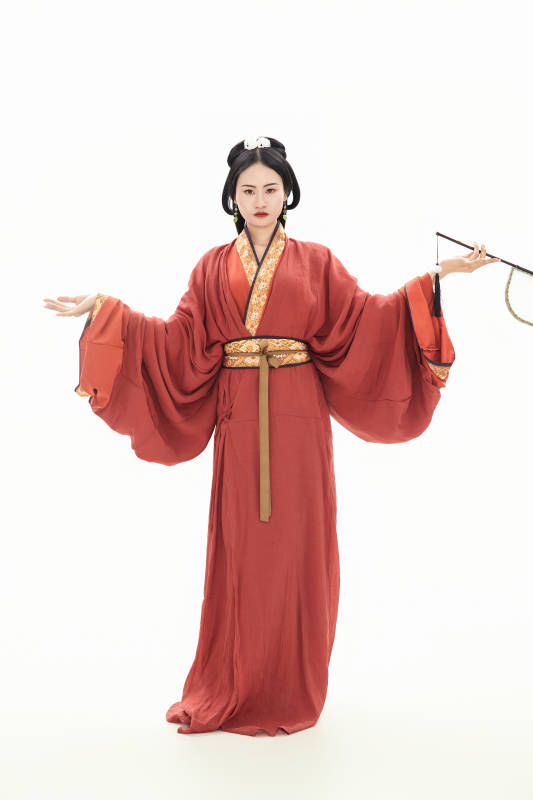 白色背景下穿着中国春秋战国时代服饰的少女图片