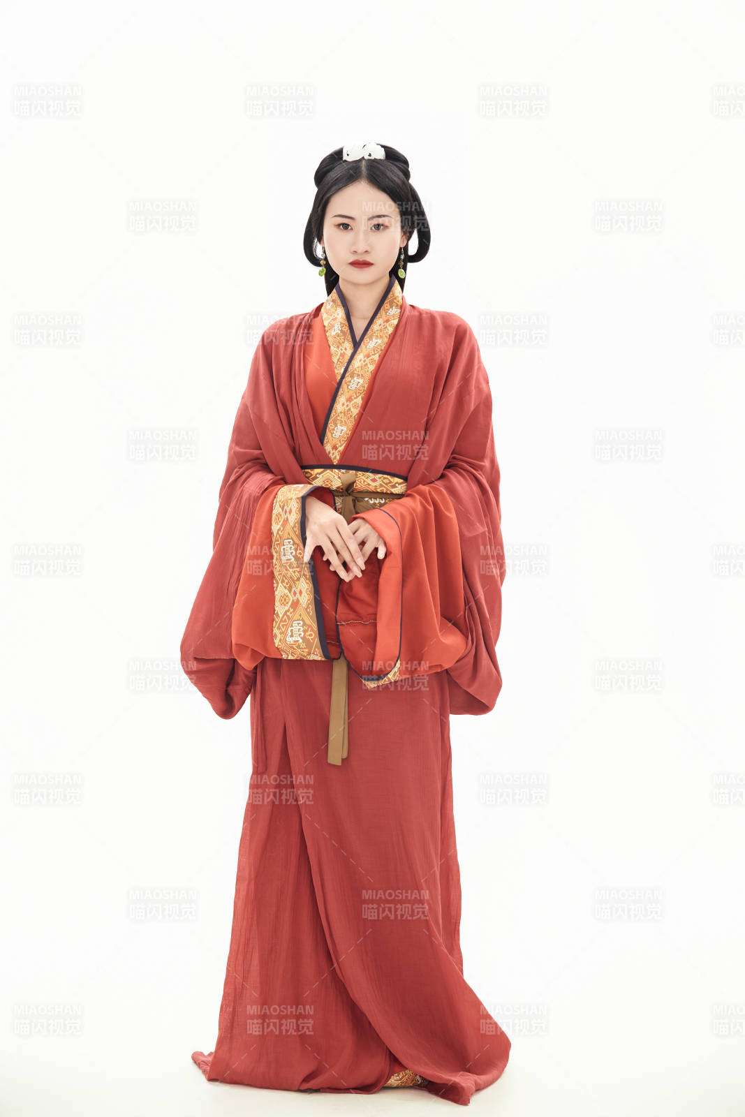 白色背景下穿着中国春秋战国时代服饰的少女图片