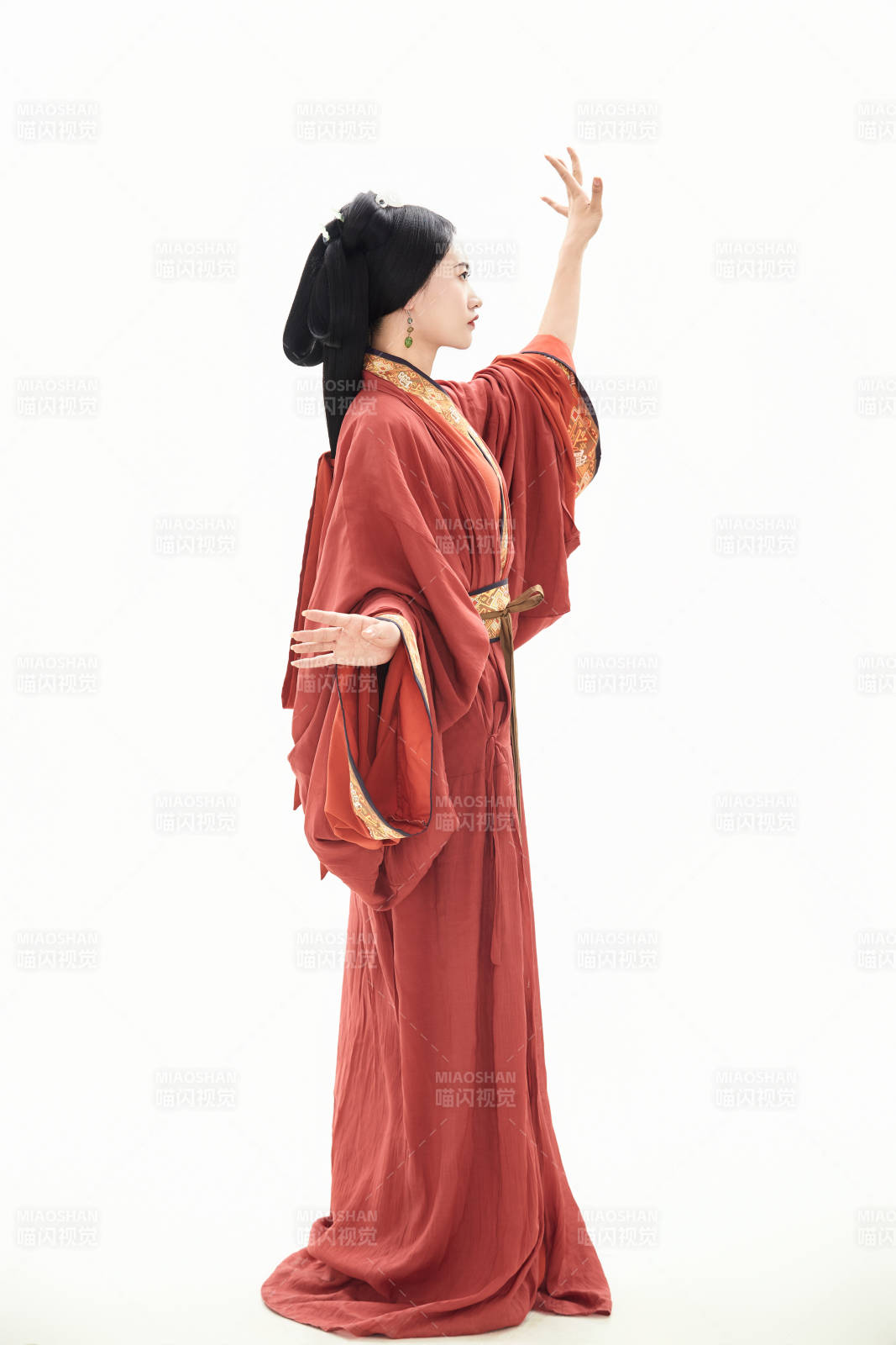 白色背景下穿着中国春秋战国时代服饰的少女图片