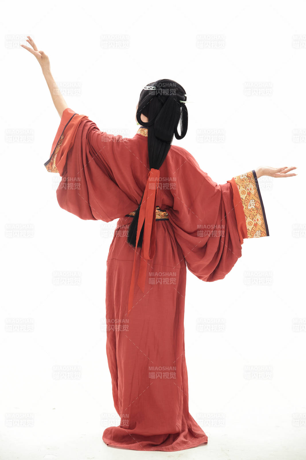 白色背景下穿着中国春秋战国时代服饰的少女图片