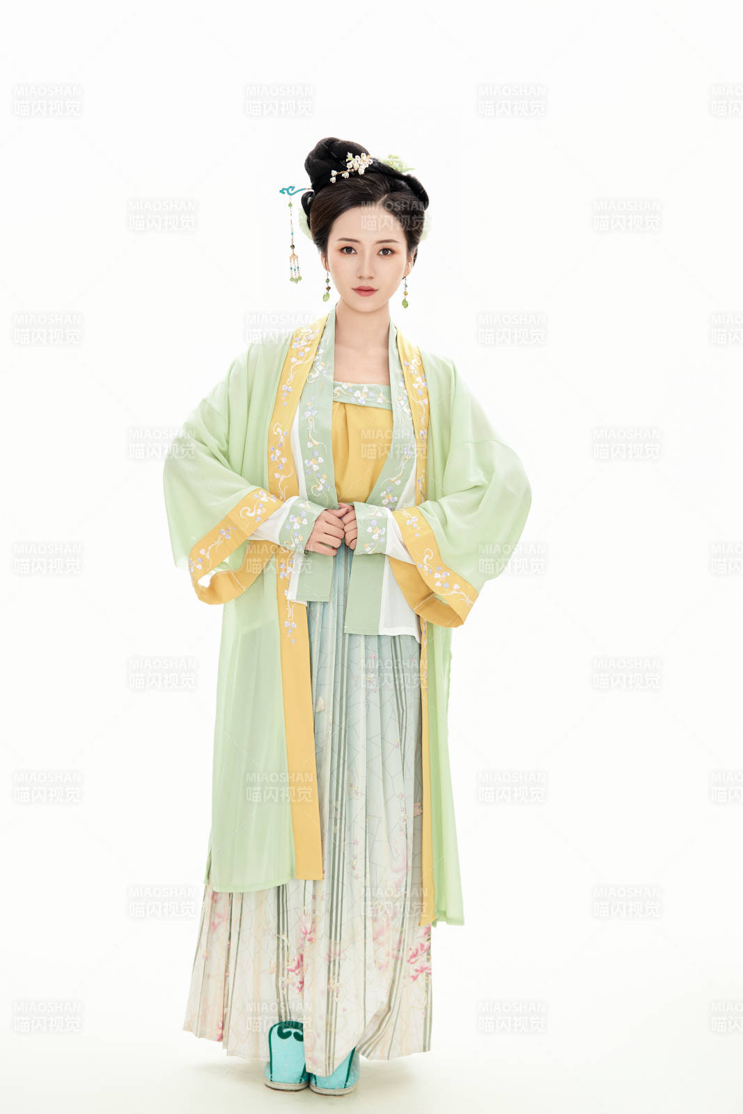 白色背景下穿着南北宋朝汉服的少女图片