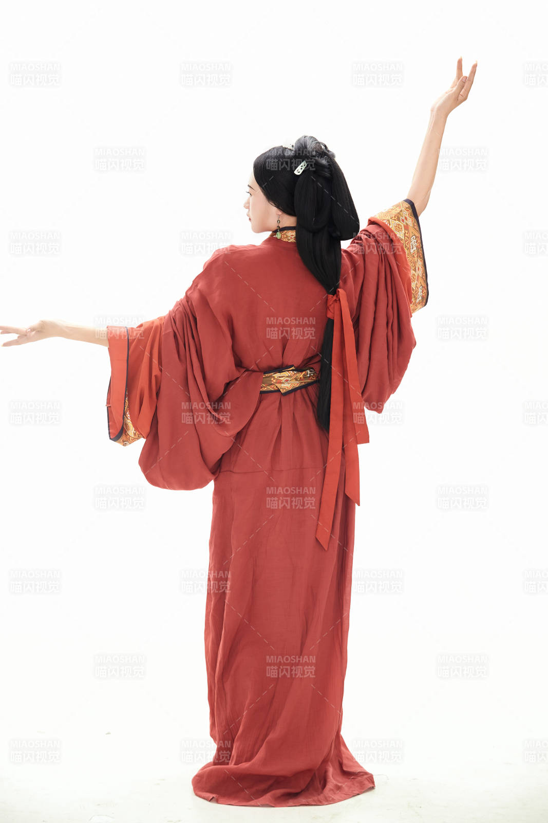 白色背景下穿着中国春秋战国时代服饰的少女图片