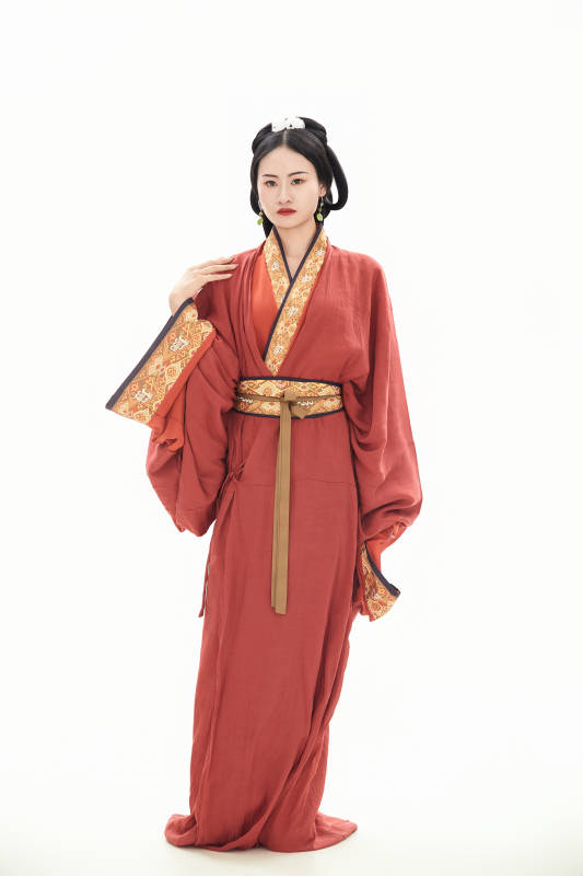 白色背景下穿着中国春秋战国时代服饰的少女图片