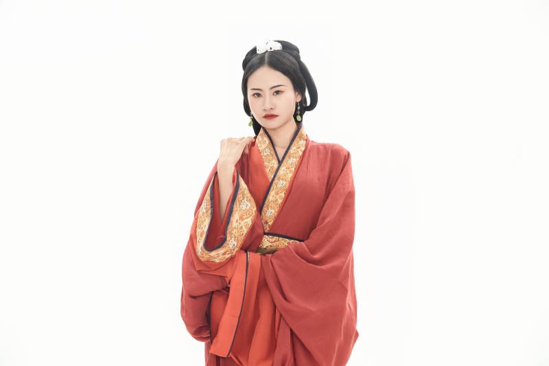白色背景下穿着中国春秋战国时代服饰的少女图片