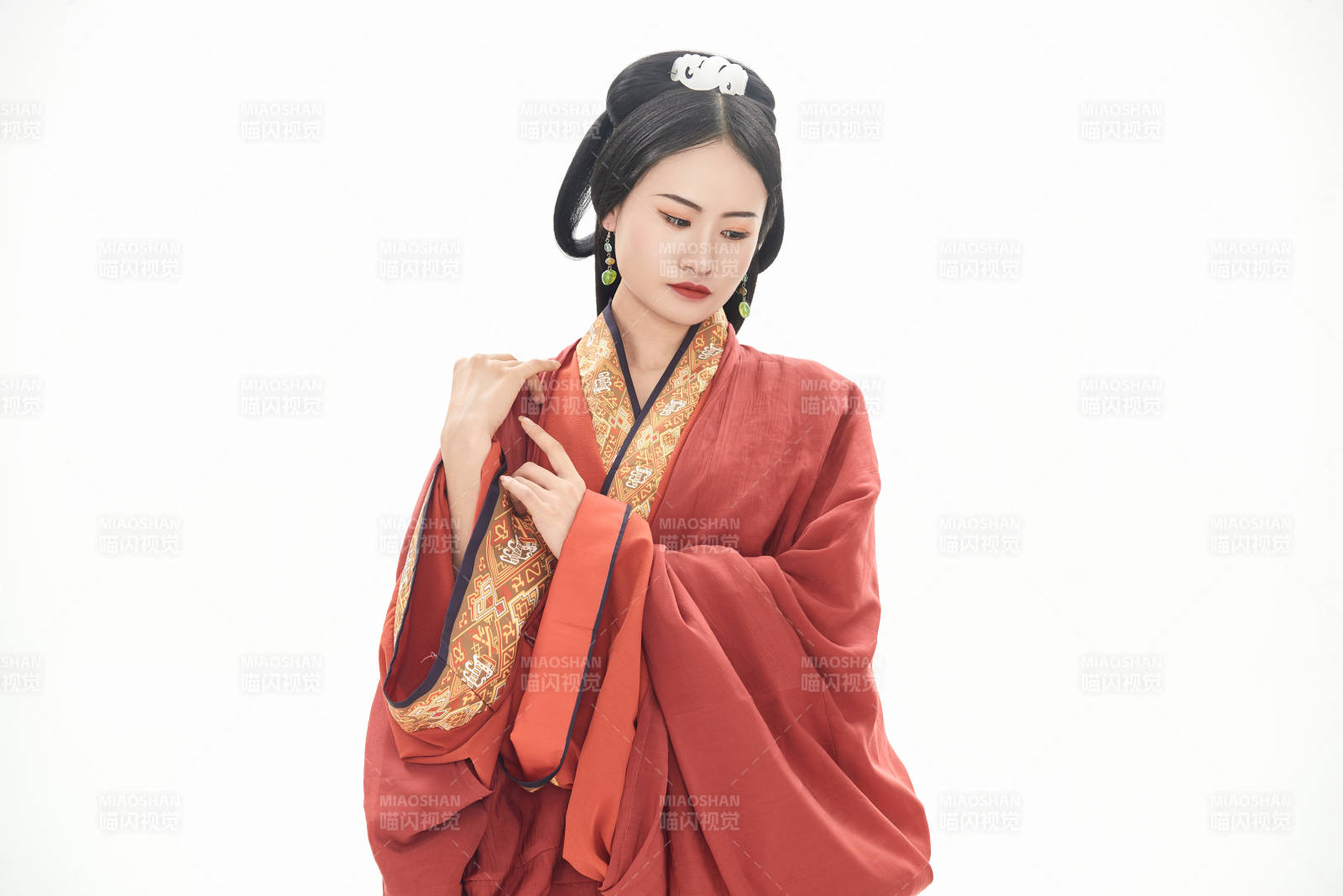 白色背景下穿着中国春秋战国时代服饰的少女图片