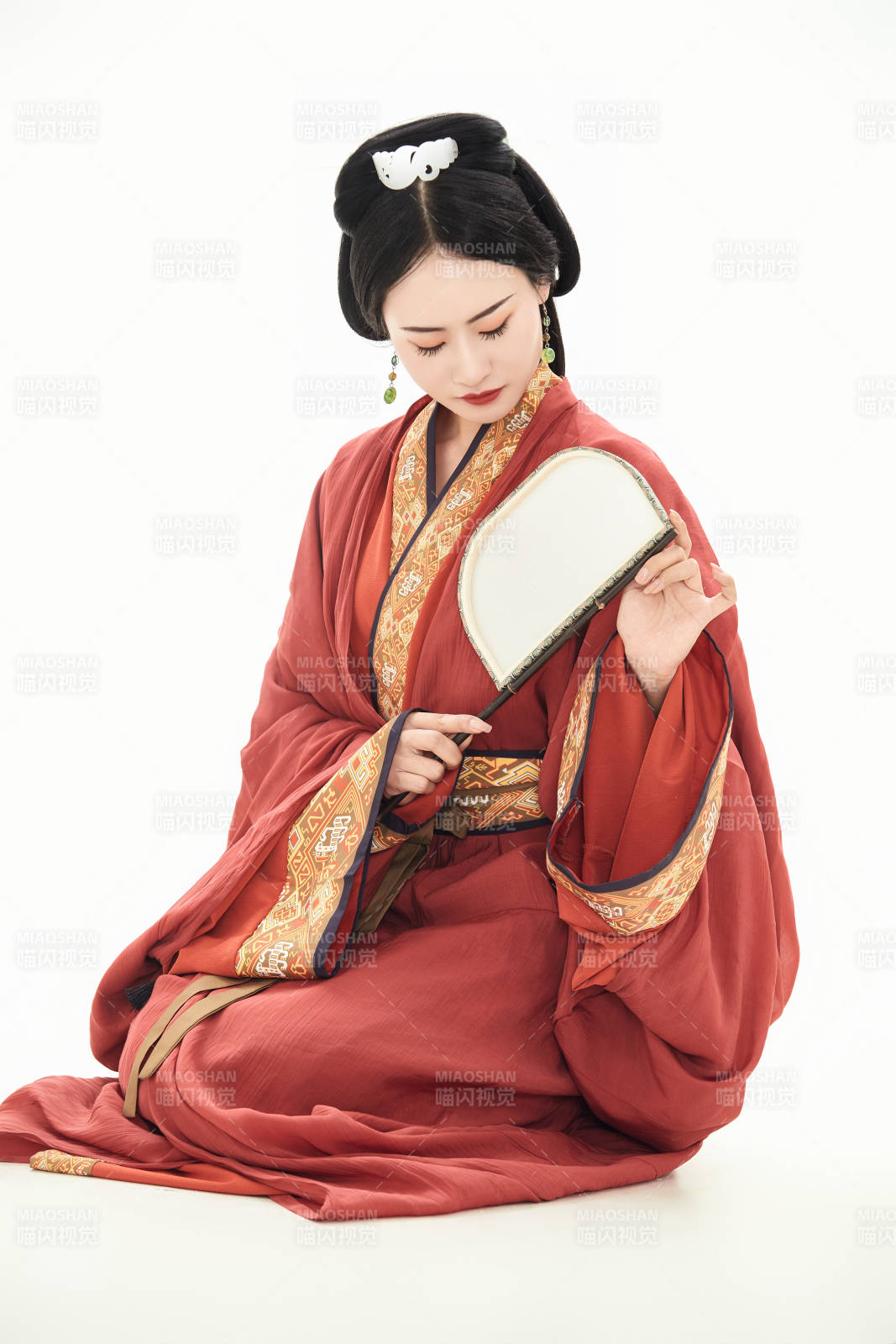 白色背景下穿着中国春秋战国时代服饰的少女图片