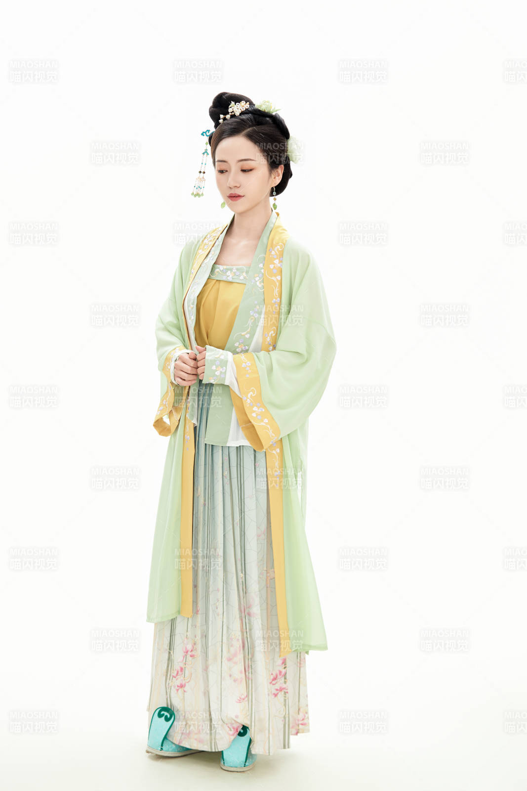 白色背景下穿着南北宋朝汉服的少女图片