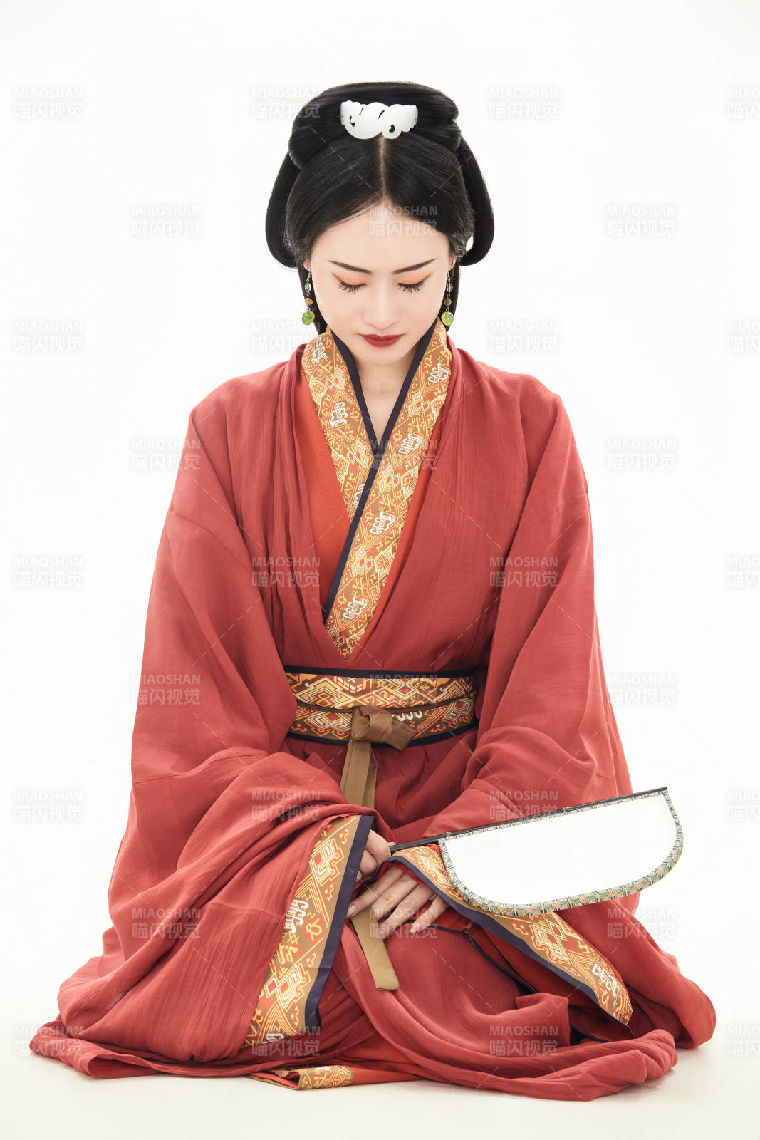 白色背景下穿着中国春秋战国时代服饰的少女图片