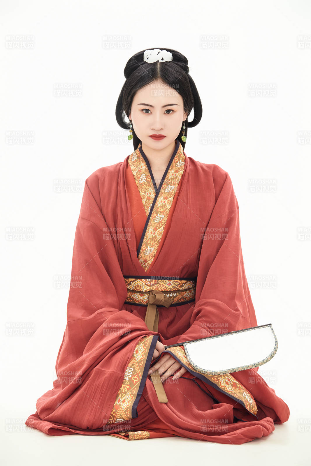 白色背景下穿着中国春秋战国时代服饰的少女图片