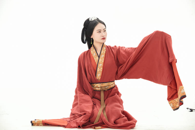 白色背景下穿着中国春秋战国时代服饰的少女图片