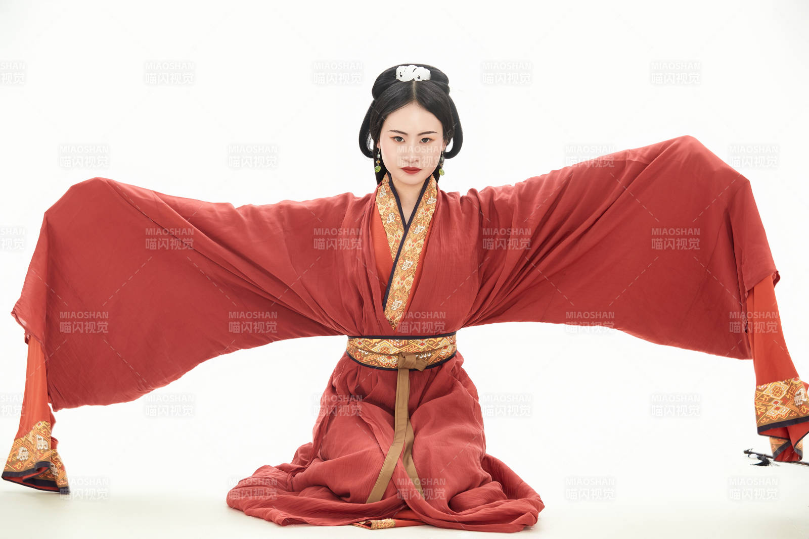 白色背景下穿着中国春秋战国时代服饰的少女图片