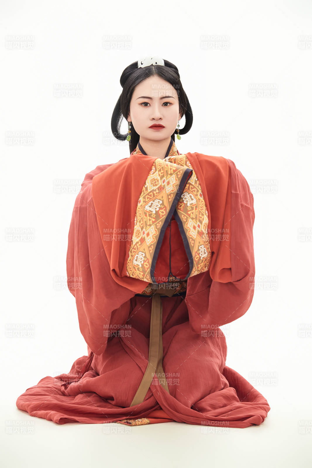 白色背景下穿着中国春秋战国时代服饰的少女图片