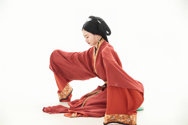 白色背景下穿着中国春秋战国时代服饰的少女图片