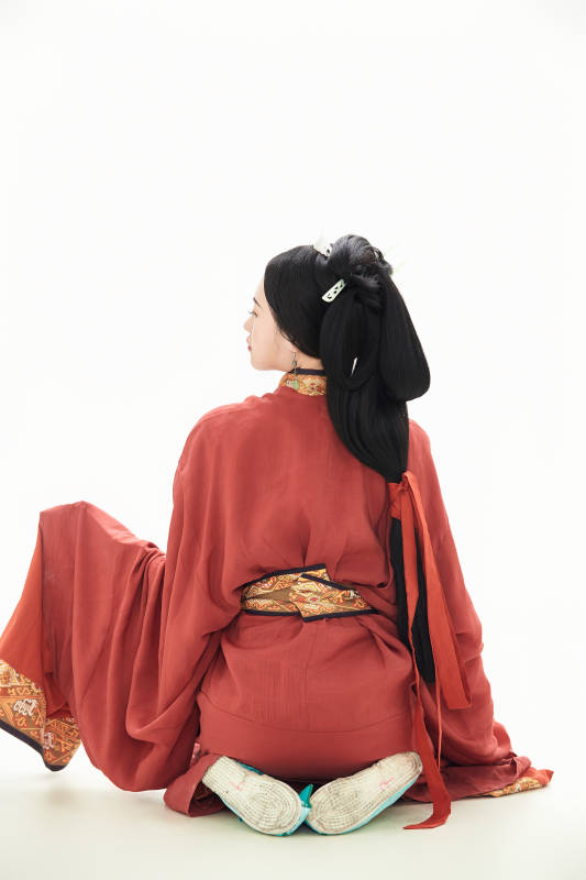 白色背景下穿着中国春秋战国时代服饰的少女图片