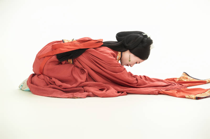 白色背景下穿着中国春秋战国时代服饰的少女图片