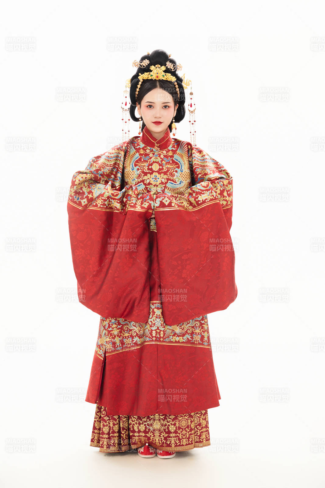 白色背景下穿着中国明朝明制汉服服饰的少女图片