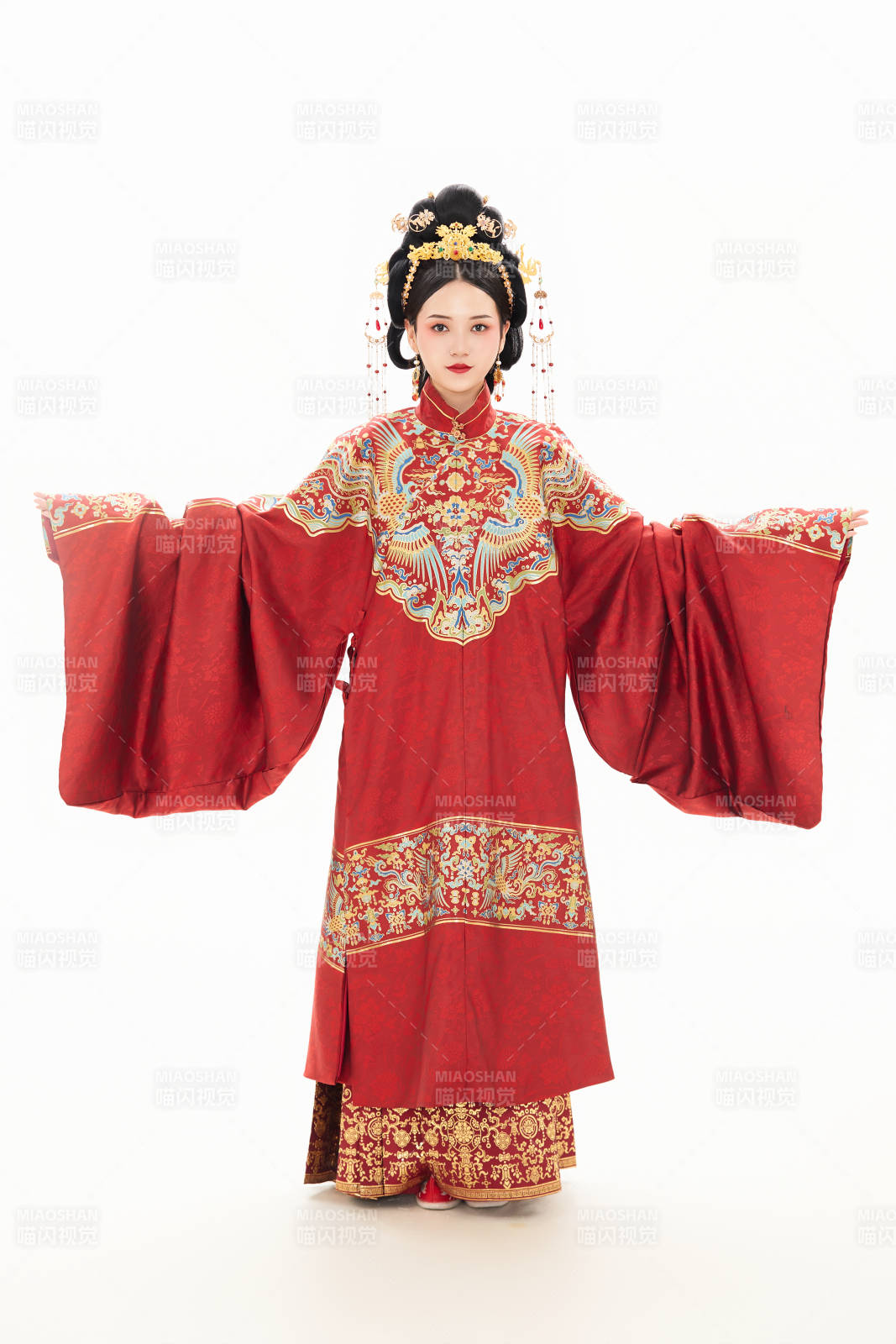 白色背景下穿着中国明朝明制汉服服饰的少女图片