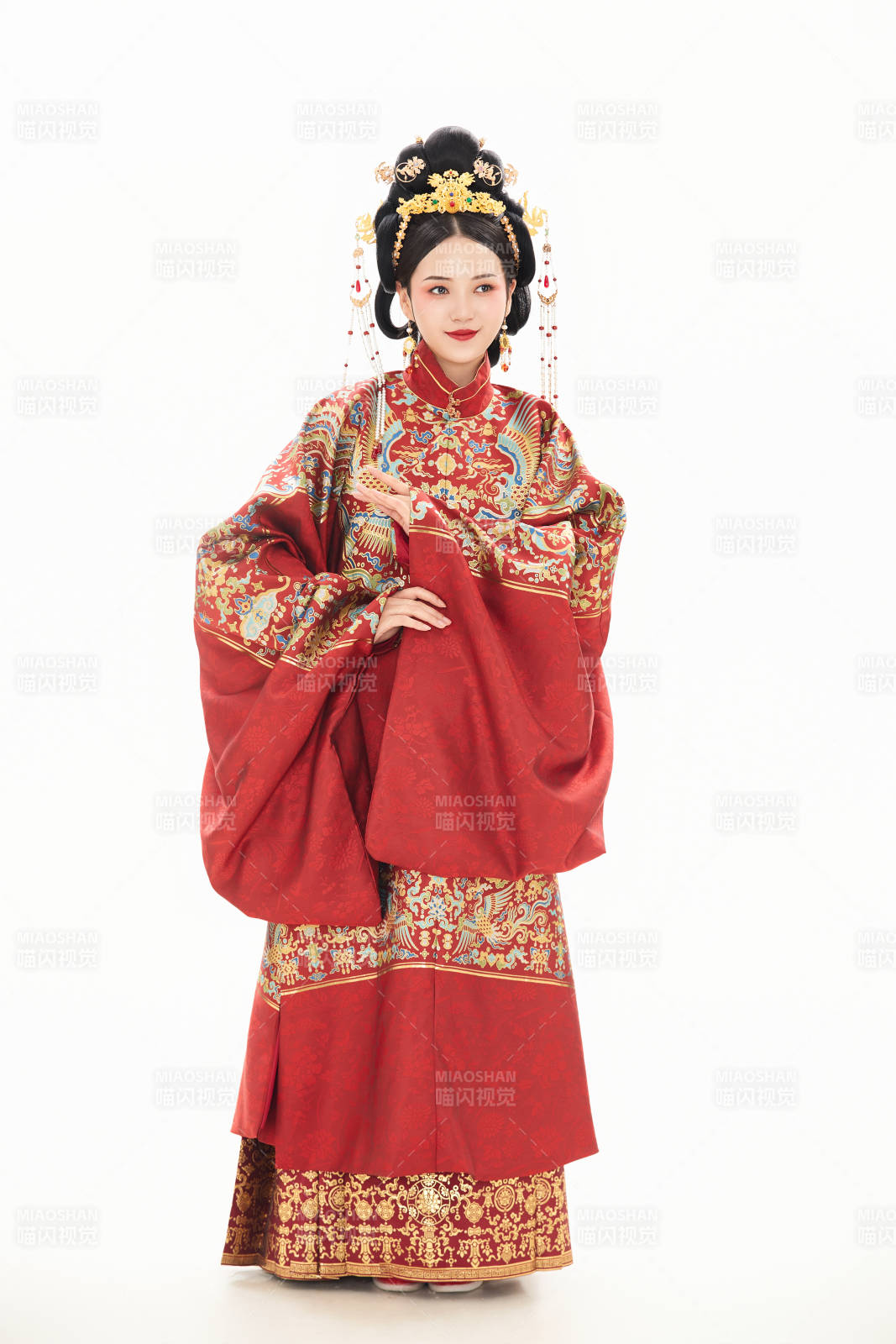 白色背景下穿着中国明朝明制汉服服饰的少女图片