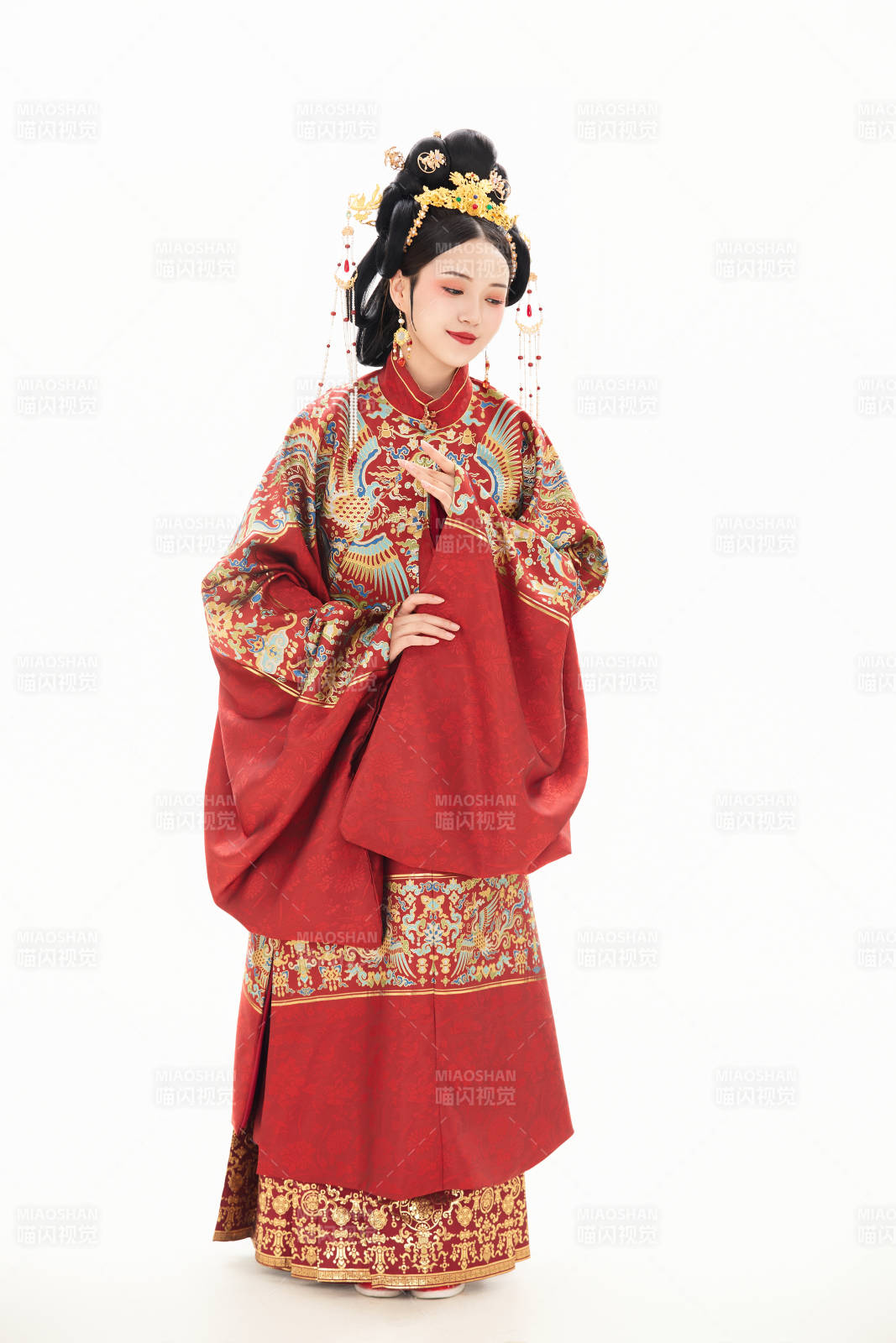 白色背景下穿着中国明朝明制汉服服饰的少女图片